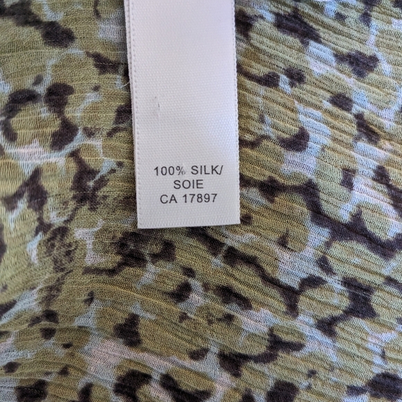 Banana Republic Silk Blouse. - Picture 8 of 8